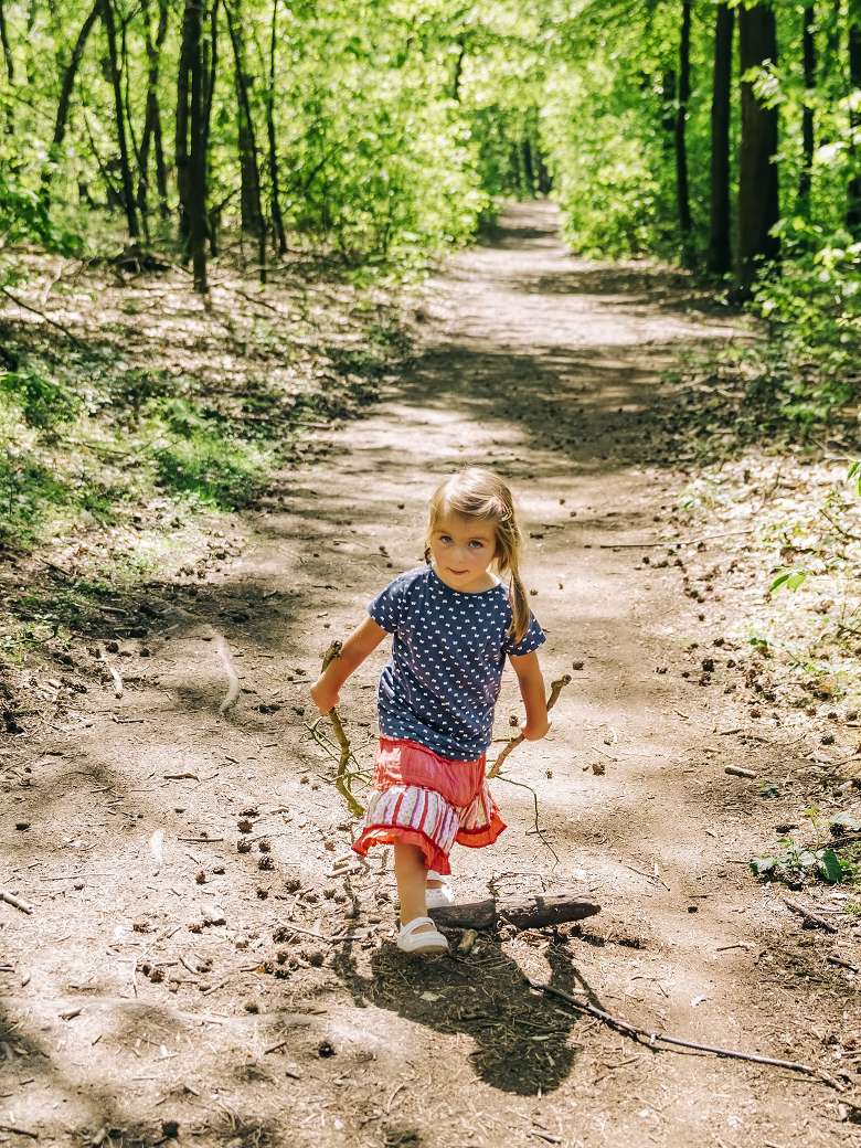 Mädchen im Wald 2b